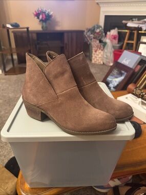 Me Too Zena Tan Women’s Suede Ankle Booties